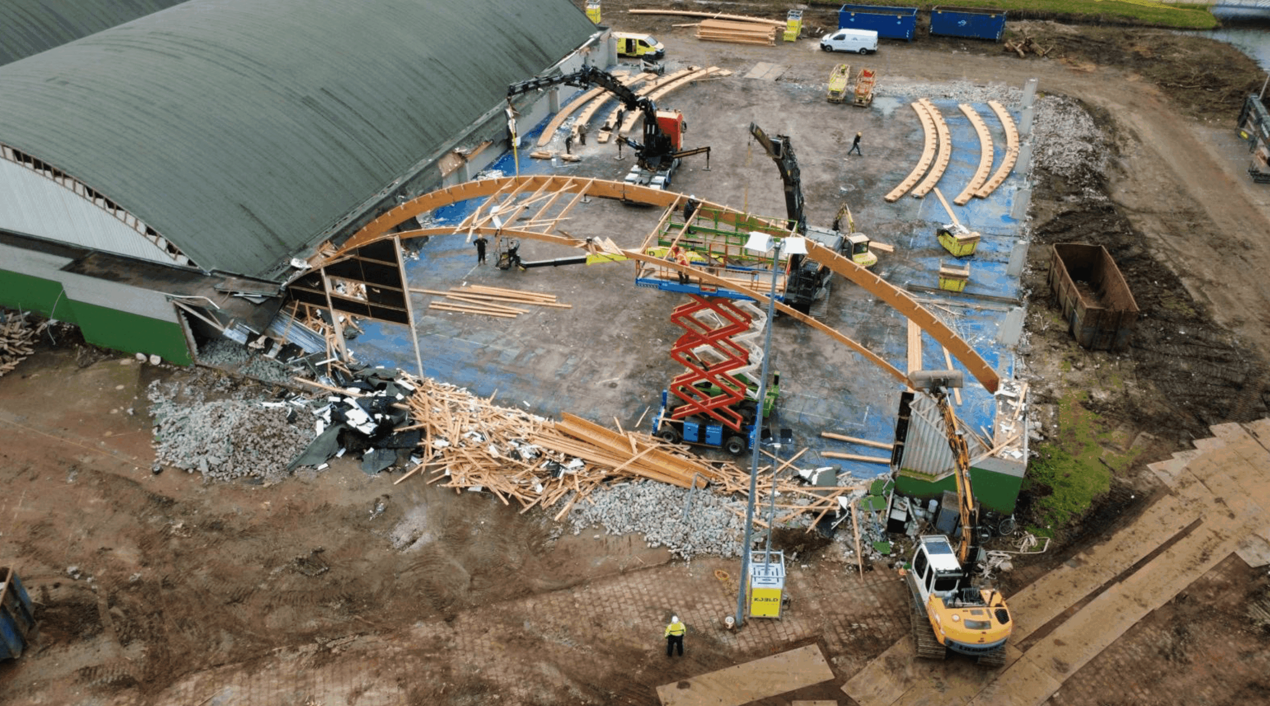 Houten draagconstructie wordt zorgvuldig gedemonteerd voor hergebruik