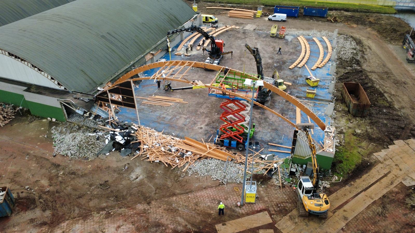 Demonteren van een houten constructie tijdens een circulair sloopproject